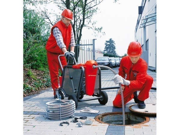 Машина для чистки труб R140, применение с прочистными спиралями Машина для чистки труб R140, применение с прочистными спиралями